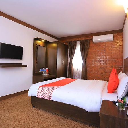 Oyo 591 Hotel Blue Moon Dharampur Bagian luar foto