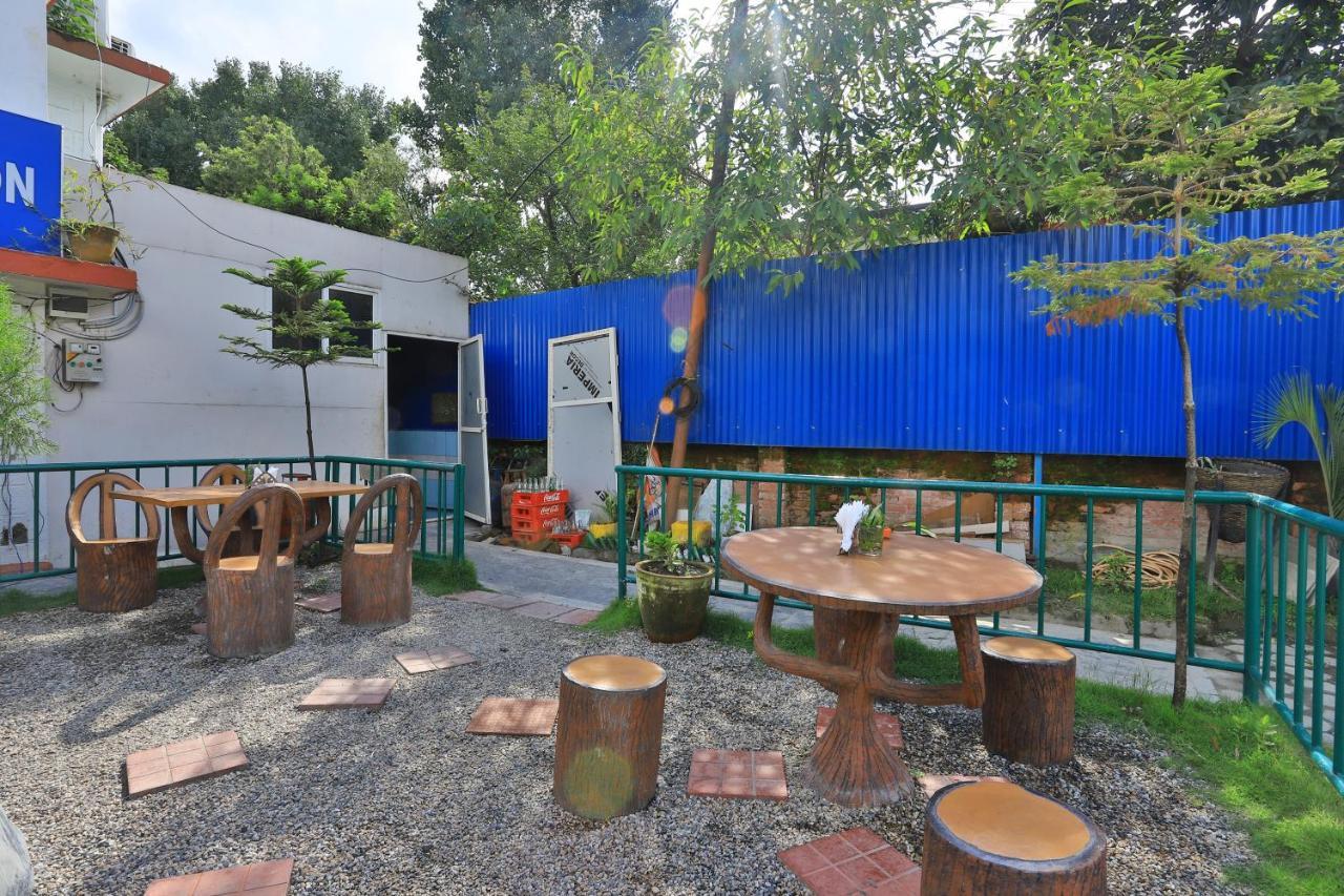Oyo 591 Hotel Blue Moon Dharampur Bagian luar foto