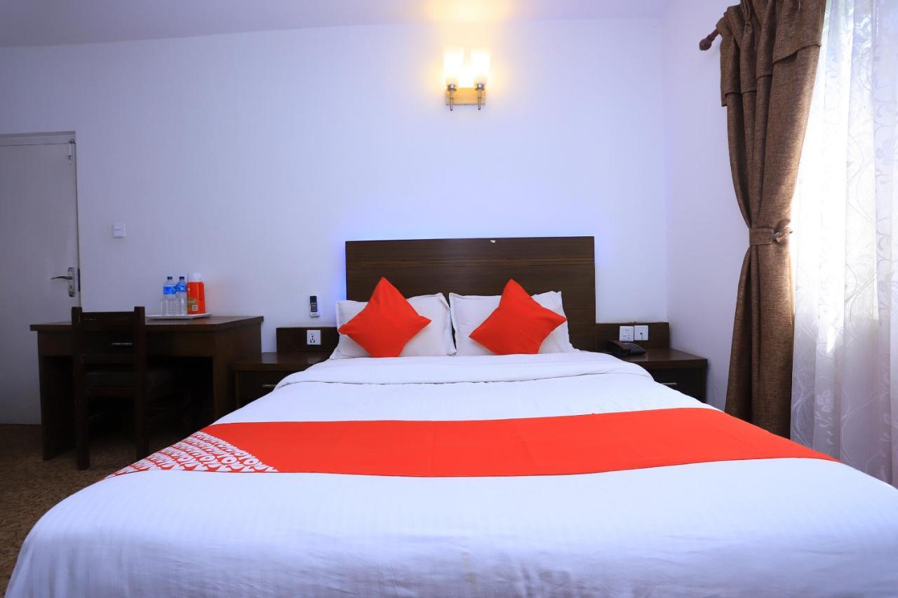 Oyo 591 Hotel Blue Moon Dharampur Bagian luar foto