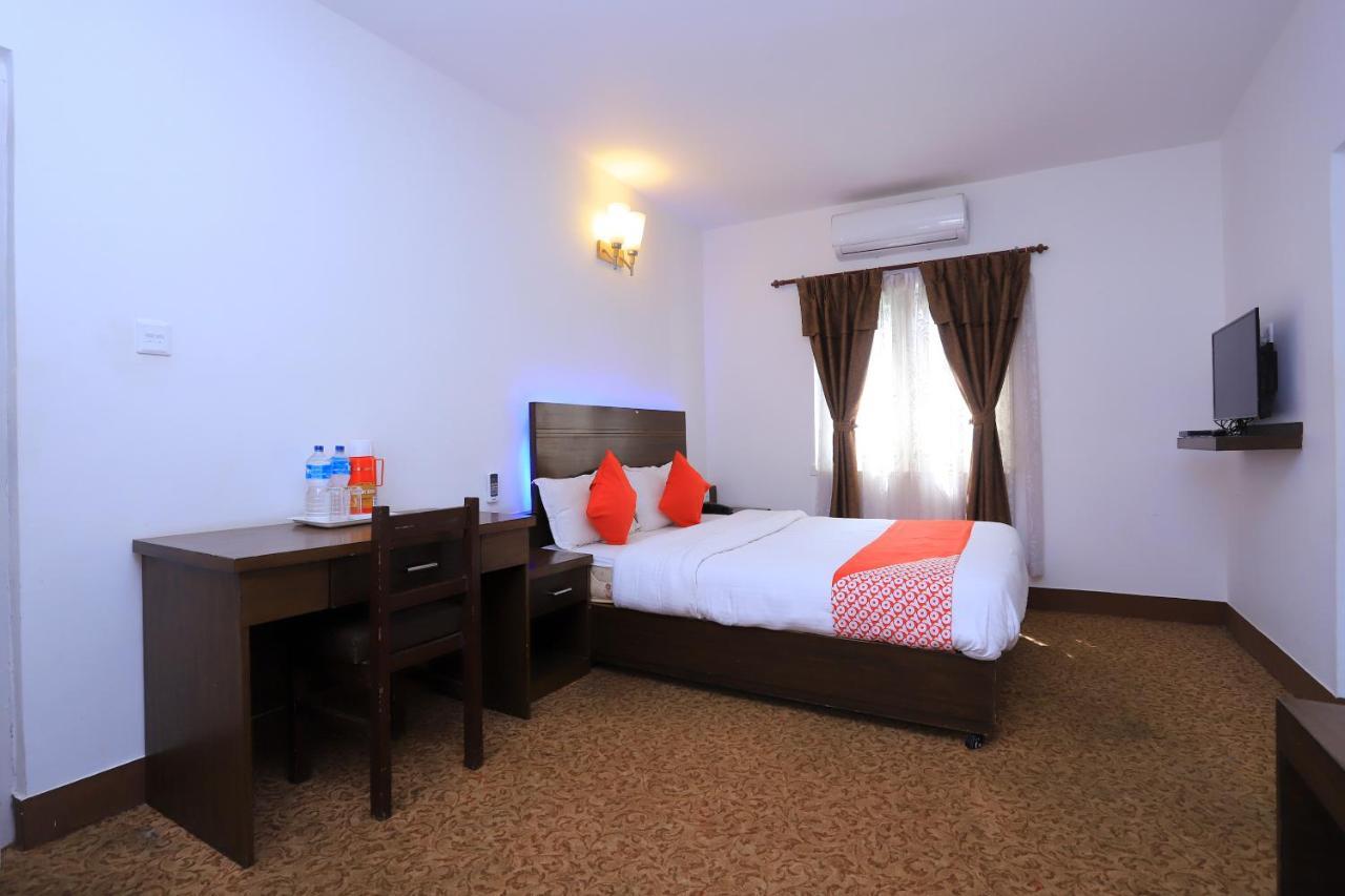 Oyo 591 Hotel Blue Moon Dharampur Bagian luar foto