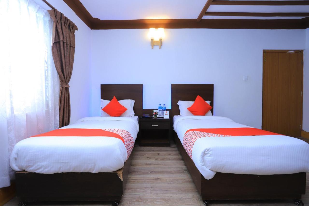 Oyo 591 Hotel Blue Moon Dharampur Bagian luar foto