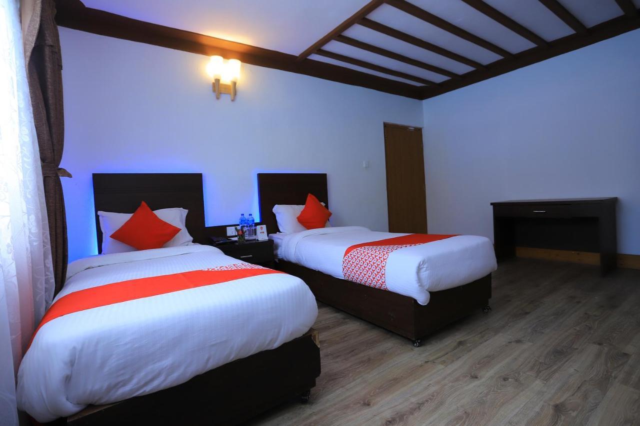 Oyo 591 Hotel Blue Moon Dharampur Bagian luar foto